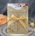 Invito di nozze oro intagliato al laser con inserto floreale e un fiocco di seta - Beige Oro