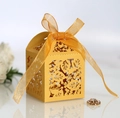Scatola regalo dorata tagliata al laser con motivi a foglia e nastro in organza - Oro