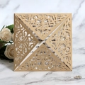 Elegante lasergeschnittene goldene Hochzeitseinladung mit Blumenmuster auf Marmor - Beige Gold