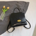 Roter schwarzer Kunstlederrucksack mit glänzendem Finish und goldener Metallplatte - Schwarz