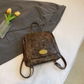 Vintage dunkelbrauner Rucksack aus Kunstleder mit Goldplakette in Alltagsaufnahme - Braun