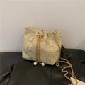 Schicke cremefarbene Stroh-Beuteltasche mit Blumenstickerei und goldener Kette - Khaki
