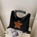 Borsa tote nera in camoscio opaco con stella di peluche e catena d'argento - Nero