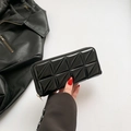 Clutch nera lucida trapuntata con cerniera dorata e trama geometrica di lusso - Nero