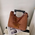 Borsa tote in camoscio marrone con grande stella gialla in peluche e catenina - Marrone