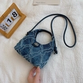 Sac seau en denim bleu foncé à losanges avec fermoir rotatif et bandoulière en cuir - Bleu