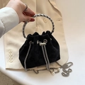 Elegante borsa a secchiello nera con manico ad anello in strass e catena di perle - Nero