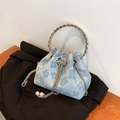 Borsa a secchiello azzurra jacquard floreale con manico in metallo e dettagli di perle - Blu