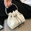Borsa a secchiello in pizzo bianco con manico in metallo con strass e catena di perle - Bianco
