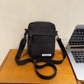 Piccola borsa a tracolla in tela nera con tracolla regolabile ed etichetta di moda - Nero