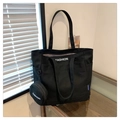 Dettaglio borsa shopper nera in tela con scritta fashion e portamonete tondo incluso - Nero