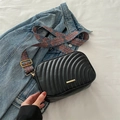Sac bandoulière matelassé noir avec large sangle bohème et détails dorés chic - Noir