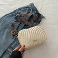 Sac bandoulière matelassé blanc crème avec large sangle d'épaule à motifs chic - Blanc