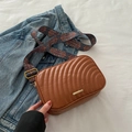 Petit sac carré matelassé marron caramel avec large bandoulière à motif ethnique - Marron