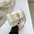 Sac bandoulière blanc matelassé élégant avec boucle dorée et gland pour femmes - Blanc