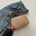 Sac bandoulière matelassé kaki avec large sangle géométrique et détail en métal - Kaki
