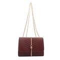 Sac bandoulière matelassé rouge vin avec chaîne dorée et pendentif à pompon chic - Bordeaux