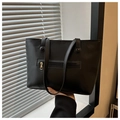 Détail du sac cabas en cuir noir avec une poche zippée en métal pratique sur le devant - Noir
