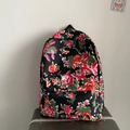 Zaino etnico nero con grandi motivi floreali e stampe di peonie rosse e verdi - Nero