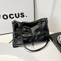 Bolso tote negro plisado con lazo y acabado en cuero sintético suave de calidad - Negro
