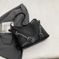 Minimalistische schwarze Tote Bag mit silbernen Metallschnallen und Lederstruktur - Schwarz