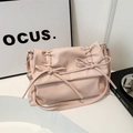 Bolso tote rosa de cuero sintético suave con lazos decorativos y correa ajustable - Rosa