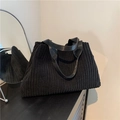 Bolso tote minimalista de pana negra para mujer con diseño trapezoidal y espacioso - Negro