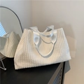Bolso tote minimalista de pana color crema con textura suave y correas de nailon - Blanco