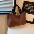 Bolso tote de pana marrón para mujer con textura de rayas verticales y estilo retro - café