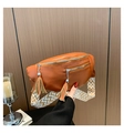 Braune Brusttasche aus Litschi-Leder mit Quasten und breitem gewebtem Schultergurt - Braun