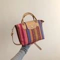 Kleurrijke geweven draagtas met vintage strepen en bruine kunstlederen handgrepen - Roze Klein