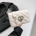 Chique gewatteerde crossbodytas in crèmewit met hartsluiting en metalen ketting - Wit