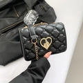 Elegante zwarte gewatteerde crossbodytas met gouden hartsluiting en metalen ketting - Zwart