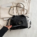 Retro schwarze Beuteltasche mit goldener Kette und weißem Plüschtier-Accessoire - Ohne Anhänger / Schwarz