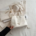 Cremeweiße Eimertasche mit goldener Kette und niedlichem Plüschmonster-Anhänger - Ohne Anhänger / Weiß