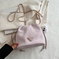 Modische helllila Tunnelzug-Beuteltasche mit Goldkette und Wildleder-Finish - Ohne Anhänger / Lila
