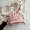 Rosa Samt-Beuteltasche mit goldener Kette und modischem Logo-Schild für Damen - Ohne Anhänger / Rosa