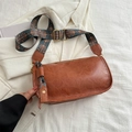 Sac bandoulière en similicuir marron avec large sangle en tissu imprimé géométrique - Fauve