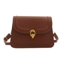 Bolso bandolera minimalista en color marrón caramelo de cuero sintético y hebilla dorada - Marrón