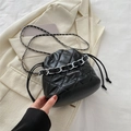 Borsa a secchiello nera trapuntata con catena argento e coulisse per donna - Nero