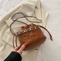 Borsa a secchiello trapuntata marrone con tracolla a catena e coulisse - Marrone