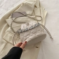 Borsa a secchiello trapuntata beige con catene argento e chiusura con coulisse - Bianco Sporco