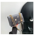 Sac bandoulière en velours gris avec emblèmes solaires dorés et chaîne en métal - Gris