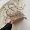 Secchiello trapuntato beige con tracolla a catena e chiusura con coulisse - Cachi