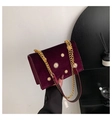 Sac bandoulière en velours violet foncé avec clous dorés et grosse bandoulière - Bordeaux