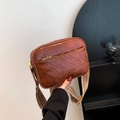 Bolso bandolera de cuero marrón con costuras en V y correa ancha de tela tejida - Rojo Marrón