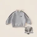 Felpa grigio chiaro da bambino in pile con collo a lupetto e righe sulle maniche - 130 / Grigio Melange
