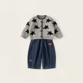 Grijs gebreid vest met zwarte sterren en donkerblauwe jeans voor kinderkleding - 80 / Boven- En Onderstuk / Grijs (CK86K004IA)