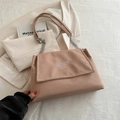 Borsa a spalla kaki con ricamo a farfalla e tracolla elegante in pelle e metallo - Cachi