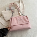 Borsa a spalla in tela rosa con ricamo a farfalla e tracolla a catena d'argento - Rosa